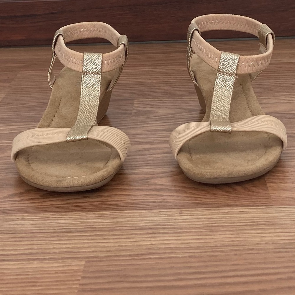 NWOB Alfani Step N Flex Voyage Wedge Sandals Size 6 Champagne T-Strap - Picture 4 of 7